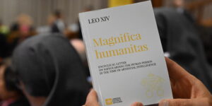 Magnifica Humanitas. Chi decide che cosa siamo? L’IA, il potere e la domanda bioetica di Leone XIV