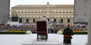 Papa a Napoli: “dare voce dal basso a una cultura della pace”
