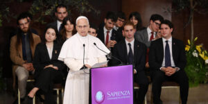 Papa alla Sapienza: “mondo storpiato dalle guerre, non si chiami difesa il riarmo”