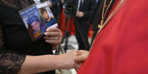 Papa nella Terra dei fuochi. Don Patriciello: “Ci ha confermato nel nostro impegno e dato una carezza”