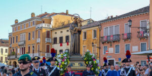 Un fiume di pellegrini per sant’Antonio: «Restare liberi, restare umani»