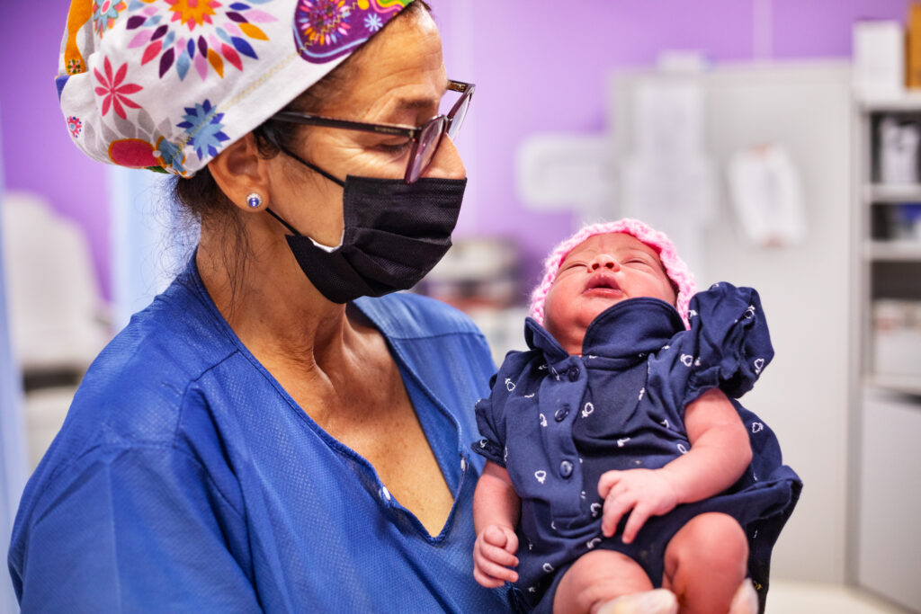Patrizia Casetta, ostetrica all’ospedale di Alba, assieme al marito Massimo Foglia, ginecologo, si reca all’ospedale Kidane Mehret una volta l’anno. I parti eseguiti sono circa 150 al mese