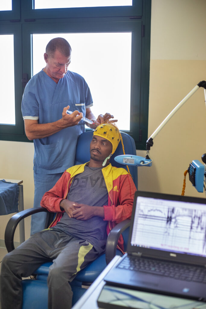 Il dott. Alberto Villacara, neurologo, esegue un Eeg a un paziente, unico servizio, assieme a quello di Makallè, presente nell’intero nord dell’Etiopia.