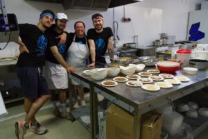 Doppia festa ad Arre con tanti giovani volontari che danno una mano