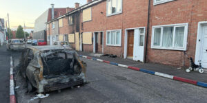 Belfast in fiamme e rivolte anti-immigrazione. I vescovi: “Una società giusta accoglie e combatte il razzismo”