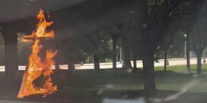 Chicago: card. Cupich sulla croce bruciata al Grant Park, “l’odio non ha posto nel nostro Paese”