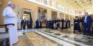 Leone XIV: ai Gesuiti, “i sistemi politici non rispondono al grido dei poveri e dei migranti”
