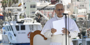 Papa in Spagna: al porto di Gran Canaria, “non possiamo abituarci a contare i morti”, “ogni vita che arriva ci chiede cosa resta della nostra umanità”