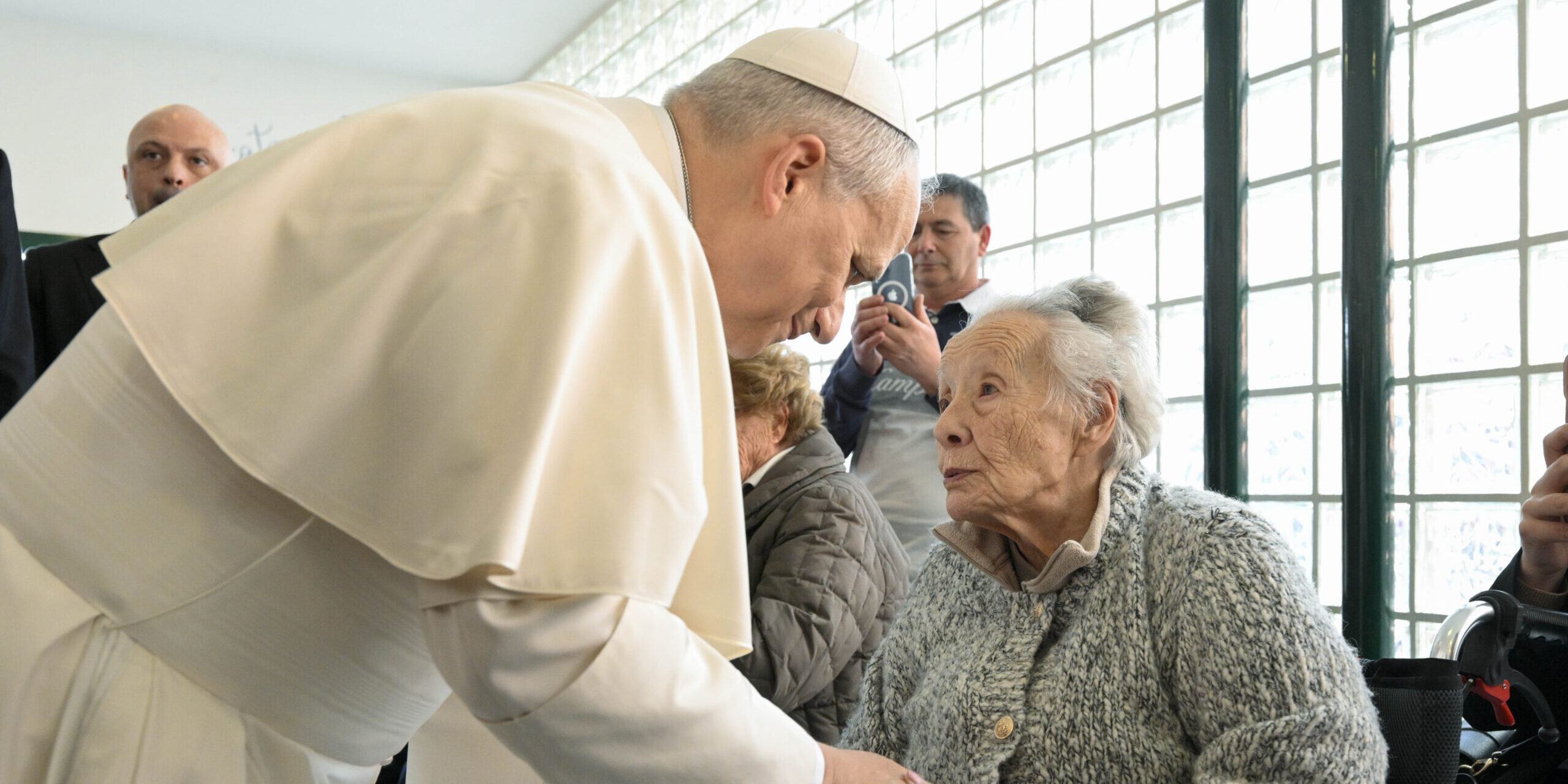 Leone XIV: per Giornata nonni e anziani, “il cuore umano ha bisogno irrinunciabile di prossimità”