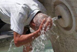 Caldo estremo e anziani a rischio: i quattro segnali di allarme da non sottovalutare