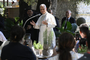 Leone XIV: a pranzo con 200 persone vulnerabili della diocesi di Roma, “fame di giustizia e di autentica carità”
