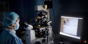 Procreazione assistita. Un figlio “prodotto” dai robot: quando la tecnica sostituisce l’atto di generare