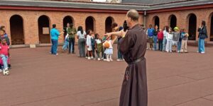 Bruxelles, l’oratorio estivo “colora” il convento dei Carmelitani
