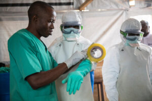 Ebola in RD Congo: oltre mille morti e complottismi che accelerano il contagio