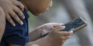 Social vietati agli under 15. Polidoro: “Lo smartphone può plasmare il cervello e la personalità dei minori”