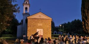 Il “Pianista fuori posto” a Campodarsego il 18 luglio