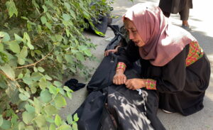 Afghanistan. La vita delle donne sotto il controllo talebano: “Abbiamo paura ma non vogliamo che la libertà sia un regalo”