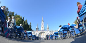 Pellegrinaggi. Lourdes, studenti volontari accanto ai malati. “Un piccolo gesto può cambiare una vita”