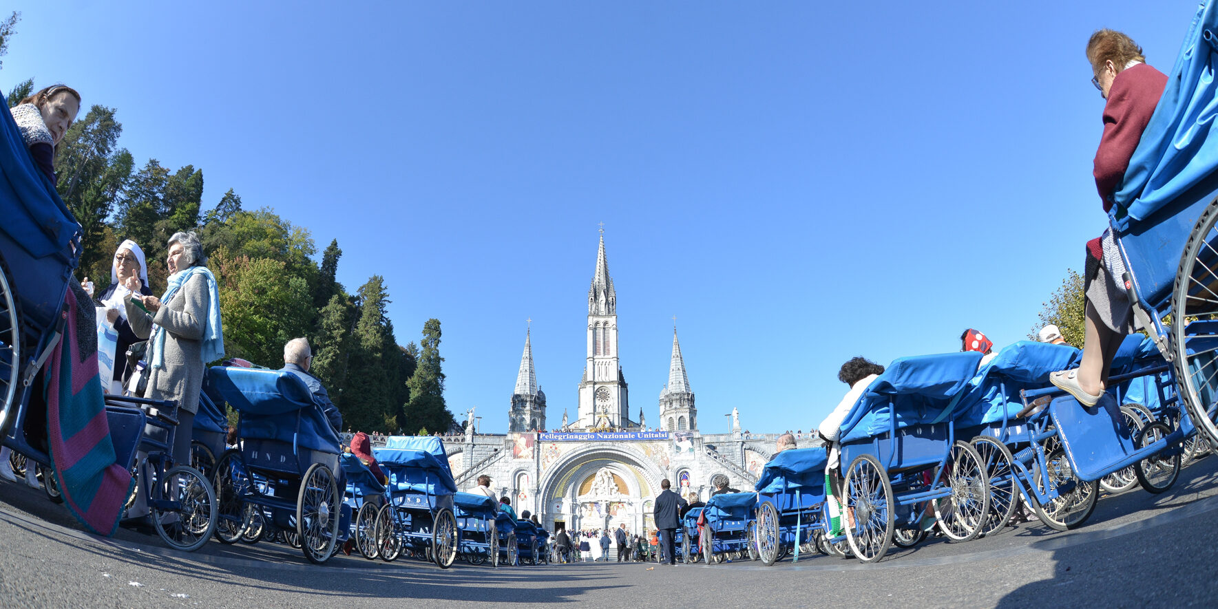 Pellegrinaggi. Lourdes, studenti volontari accanto ai malati. “Un piccolo gesto può cambiare una vita”