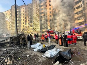 Nei cieli dell’Ucraina, droni e missili Shahed. Strage di civili a Kharkiv, due giorni di lutto