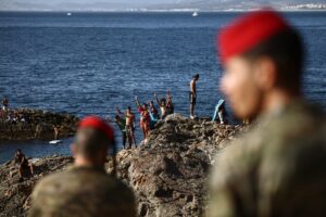 Migranti a Ceuta. Mons. Emilio Rocha (Tangeri): “Non muri, ma vie legali per i giovani”