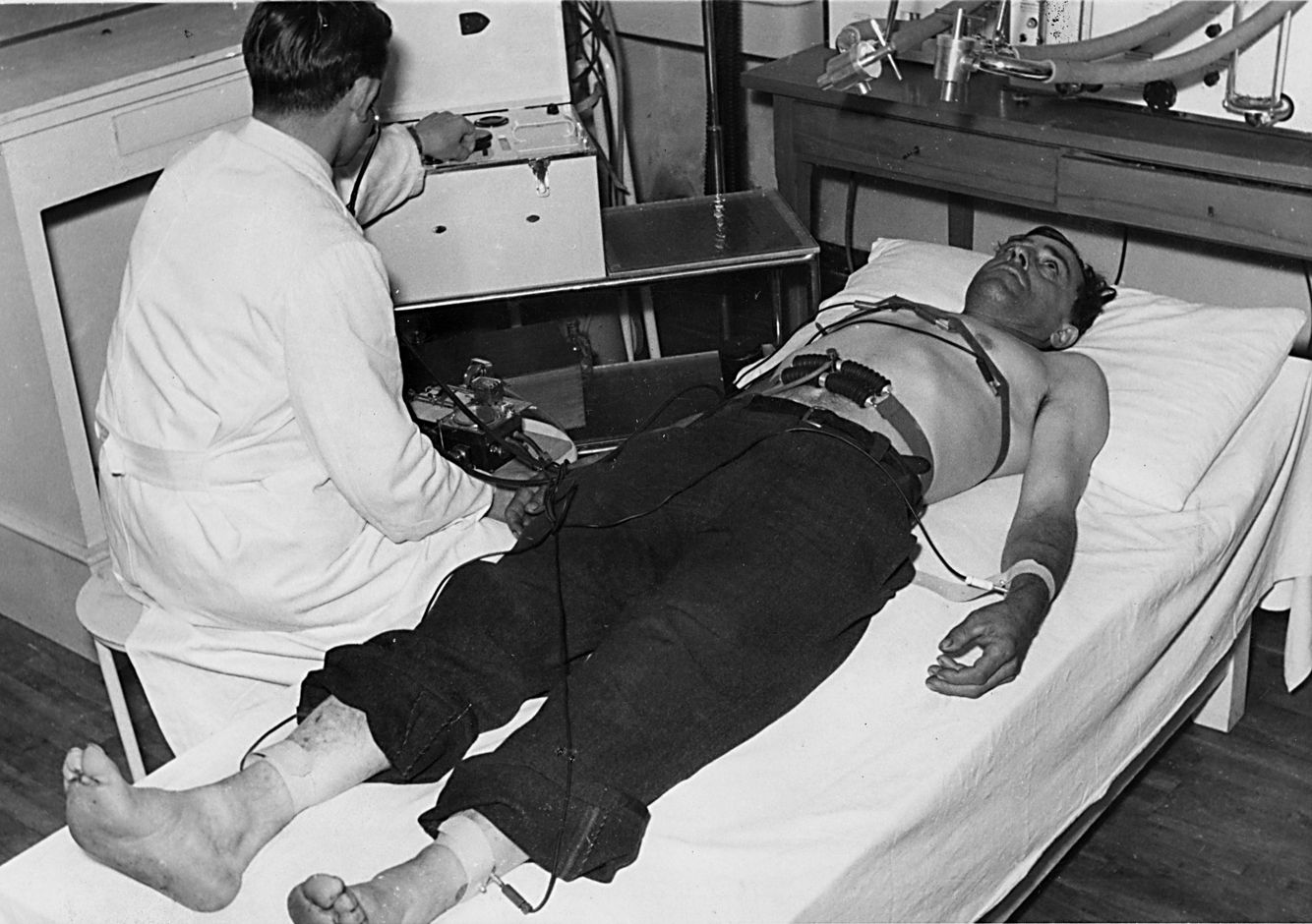Vinicio Dalla Vecchia con un paziente.