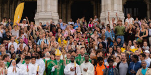 Francia: 2.500 giovani a Parigi per il Festival “Santos”, attesa e entusiasmo per la visita di Papa Leone