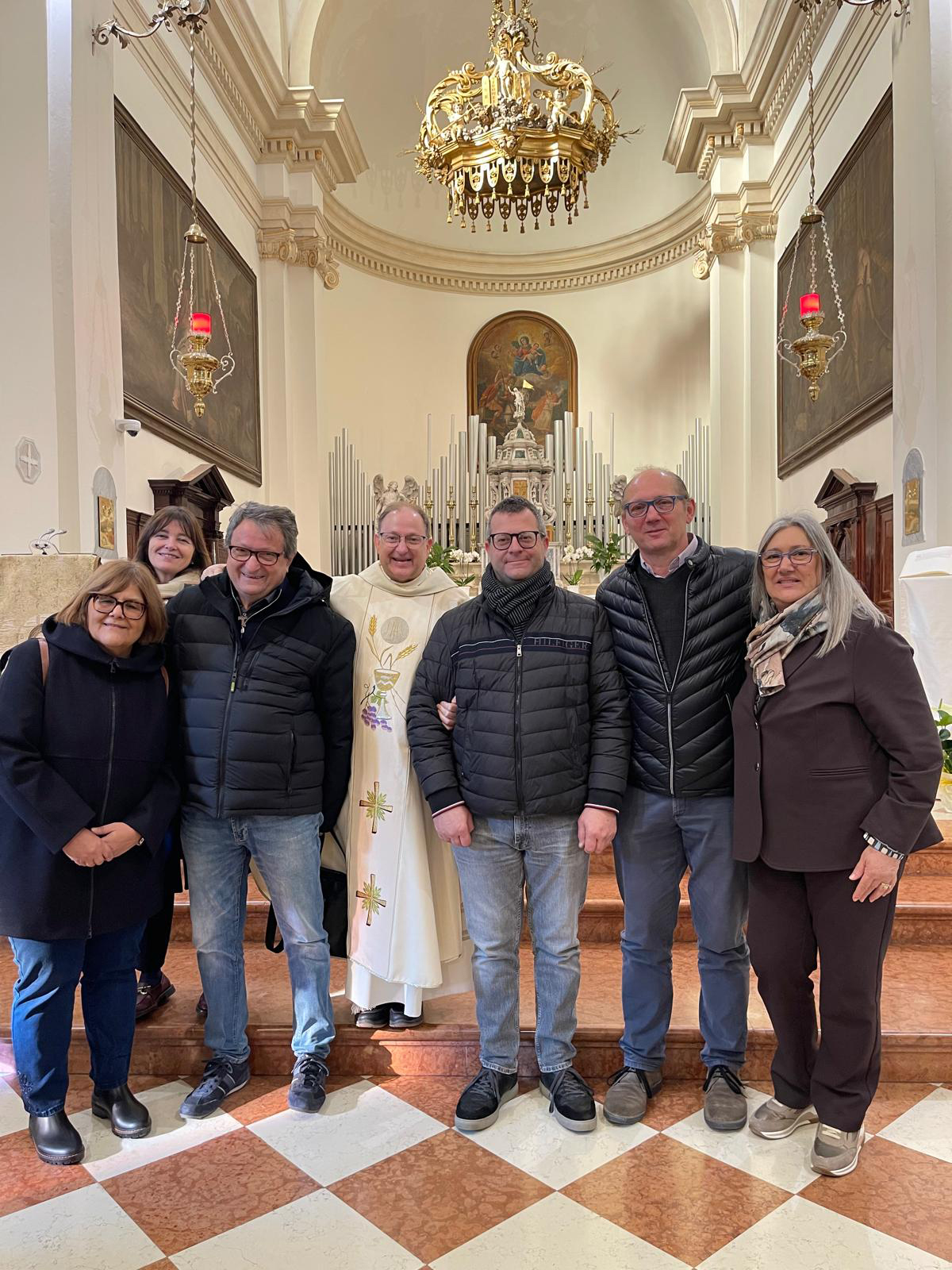 I professi francescani e il parroco di San Giorgio delle Pertiche don Lorenzo Biasion.