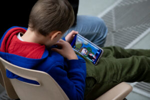 Minori e digitale. Dopo le soluzioni adottate in Australia e Francia per i social, la proposta di legge a tutela dei bimbi da 0 a 3 anni in Italia