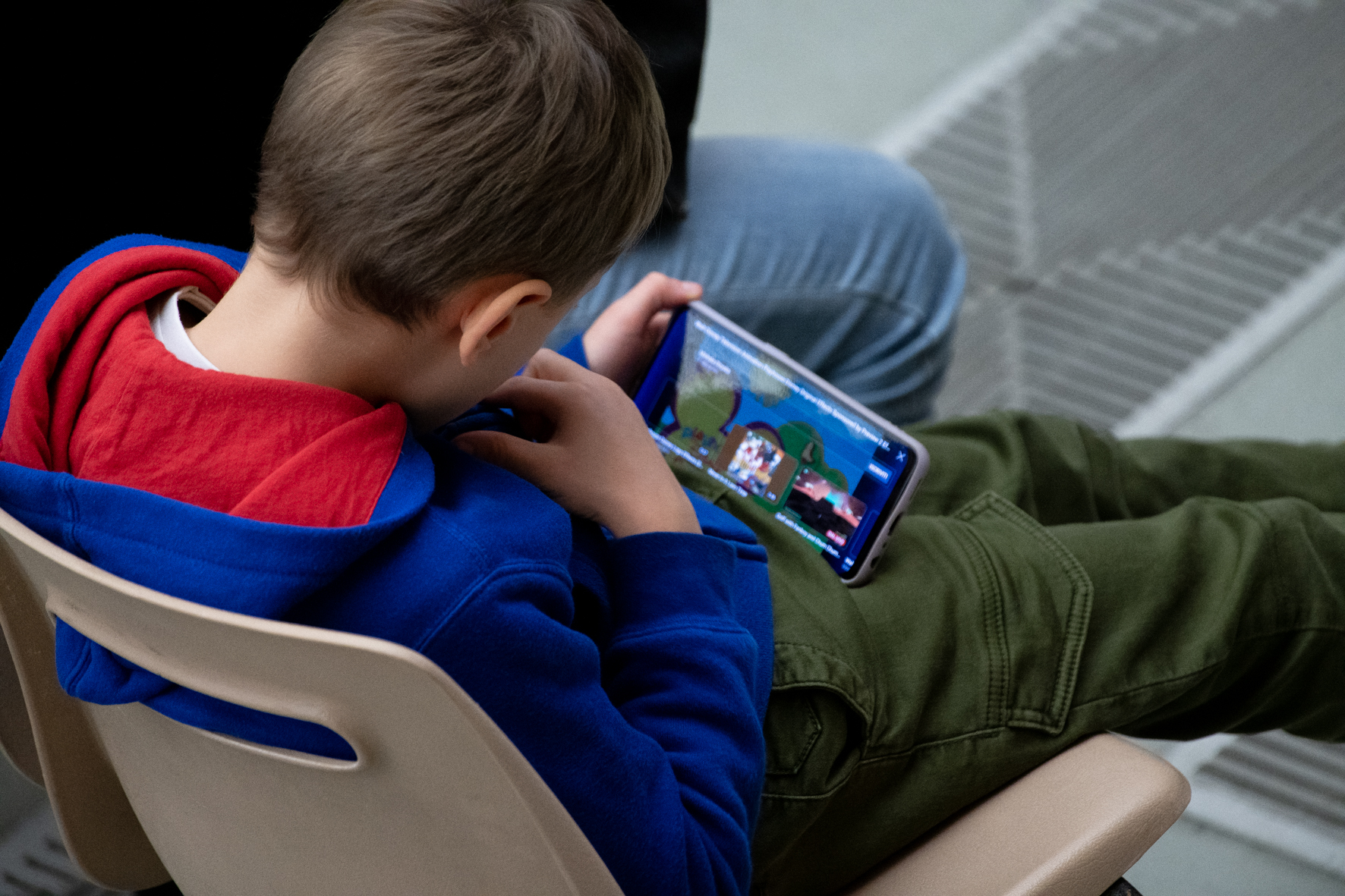 Minori e digitale. Dopo le soluzioni adottate in Australia e Francia per i social, la proposta di legge a tutela dei bimbi da 0 a 3 anni in Italia