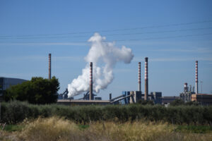 Ex Ilva. Don Panico: “Serve un decreto salva Taranto. Non possiamo continuare a salvare solo l’acciaieria”