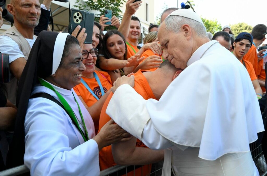 L'ABBRACCIO Un momento della visita di papa Leone ad Assisi il 6 agosto scorso (foto Vatican Media/Sir).