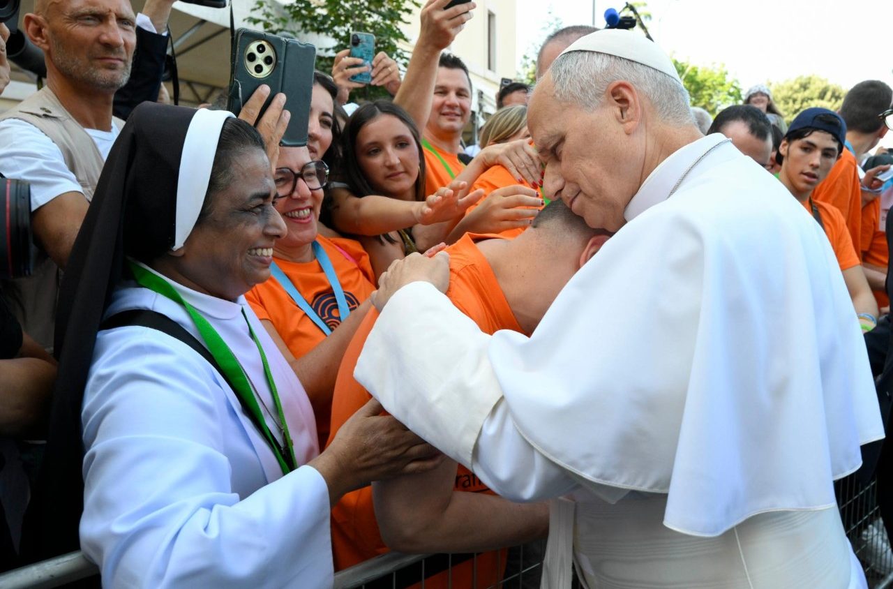 L'ABBRACCIO Un momento della visita di papa Leone ad Assisi il 6 agosto scorso (foto Vatican Media/Sir).