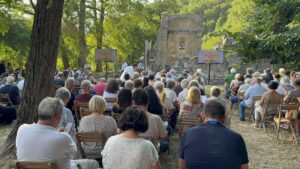 Zuppi a Monte Sole: “Guai a chi semina morte”. La veglia per la Terra Santa tra i ruderi di Casaglia