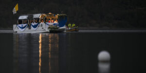 Leone XIV primo Papa in battello sul lago Albano: “L’odio e la violenza non portano nulla di buono”