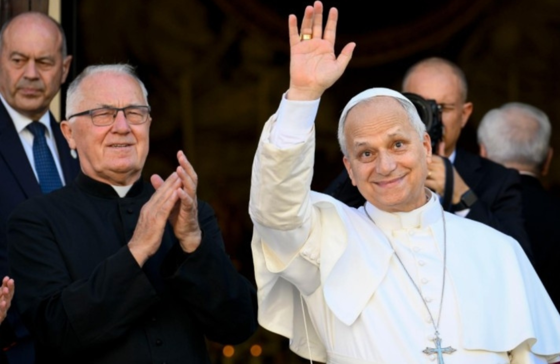 Leone XIV primo Papa in barca sul lago di Albano. Don Rozmus: “Un gesto di gratitudine verso il popolo che lo accoglie”