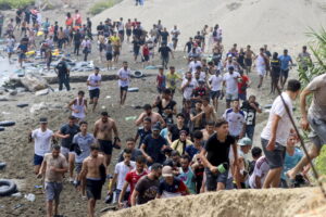 Migranti a Ceuta: mons. Valdivia (diocesi), “disastro umanitario generato da ambizione e corruzione”. Veglia di preghiera il 14 agosto per la pace e la giustizia