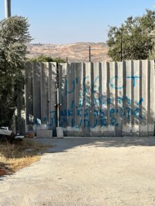 Cisgiordania. Taybeh sotto assedio dei coloni, l’allarme del parroco: “Escalation di attacchi e incursioni”