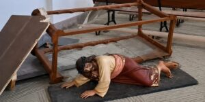 Dov’era Cristo durante il terremoto? Era sotto le macerie, con l’uomo