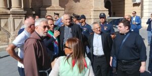 Frana a Niscemi. Il cardinale Zuppi incontra i cittadini: “Se ne esce insieme”. Contributo della Chiesa italiana per la scuola elementare