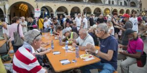 La pace si fa a cena. Com’è andata la “Cena gratuita per tutti”