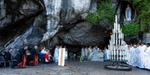 Il Papa a Lourdes “pellegrino tra i pellegrini”. Attese almeno 150mila persone