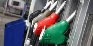 Al distributore paghiamo la vecchia benzina al prezzo di guerra