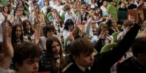 Ucraina: 3 milioni di studenti tornano a scuola tra rifugi antiaerei e lezioni online