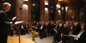 Intelligenza artificiale. Mons. Tighe: “non sarà la tecnologia a risolvere i problemi ma la magnificenza della nostra umanità”