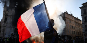 Violenze in Francia. Appello dei vescovi: “Il nostro Paese merita di meglio”