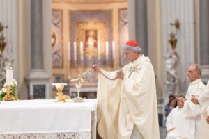 Castel Volturno. Il cardinale Battaglia in piazza contro i centri per il rimpatrio