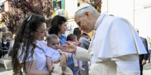 Amoris laetitia, dieci anni dopo: la fragilità è di tutti. Il rapporto di sintesi va a Leone XIV